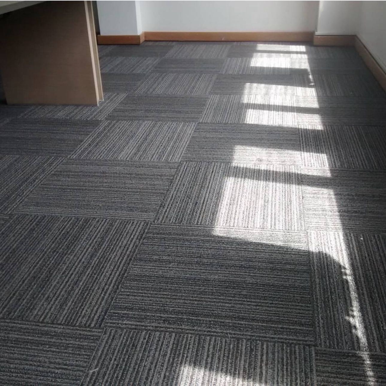 Instalación de piso laminado de gimnasio.